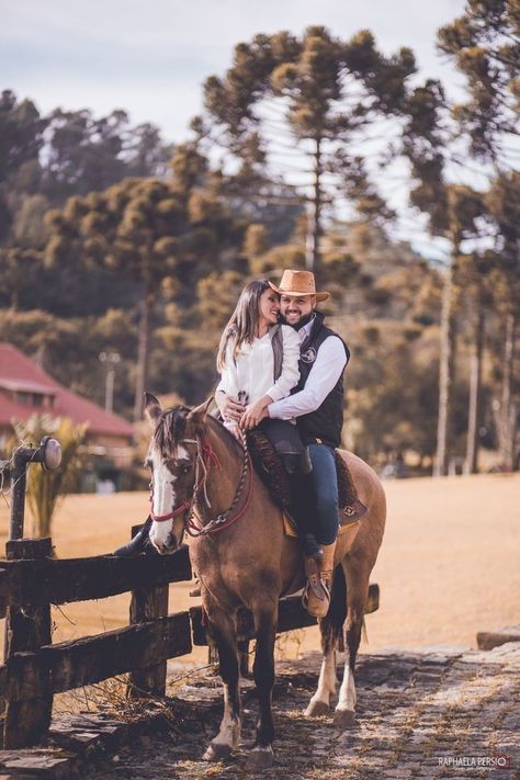 Couple Horse Photography, Pre Nup Photoshoot, Picture Scavenger Hunts, Horse Senior Pictures, Country Couple Pictures, Woman Riding Horse, Horse Photography Poses, Cute Country Couples, Pictures With Horses