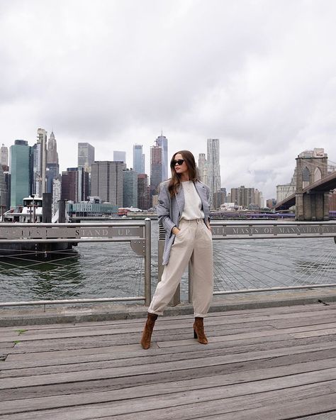 Valeria Lipovetsky (@valerialipovetsky) • Foton och videoklipp på Instagram Slouchy Pants Outfit Work, Slouchy Pants Outfit Winter, Baggy Brown Jeans Outfit, Baggy Beige Jeans Outfit, Boots And Pants Outfit, Dark Brown Ankle Boots Outfit, What To Wear With Beige Pants, How To Style Baggy Pants, Brown Heeled Boots Outfit