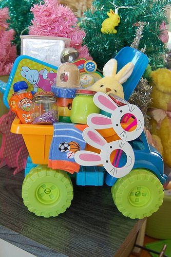 What do you put in an Easter basket for a baby? How about a batch of DIY edible finger paint, sensory toys and handmade baby rattles. Homemade Easter Baskets, Unique Easter Baskets, Creative Easter Baskets, Baby Easter Basket, Easter Baskets For Toddlers, Here Comes Peter Cottontail, Easter Goodies, Unique Easter, Hippity Hoppity