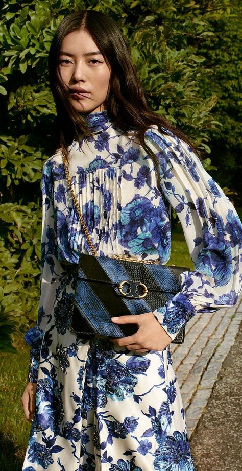 Botanical Fashion, Winter Prints, Liu Wen, Designer Tops, Update Your Wardrobe, Floral Fashion, Feeling Blue, New Clothes, Fashion 2017