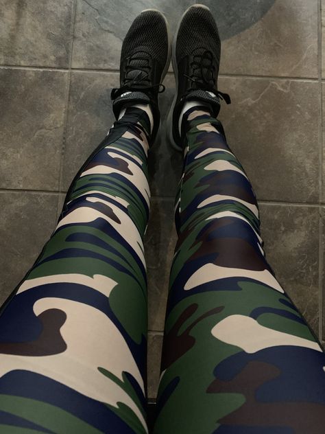 Tights And Sneakers, Outfits Sport, Awesome Leggings, Camo Gear, Gotham Knights, Black Camouflage, Nylon Leggings, Sport Outfit Woman, Mens Tights