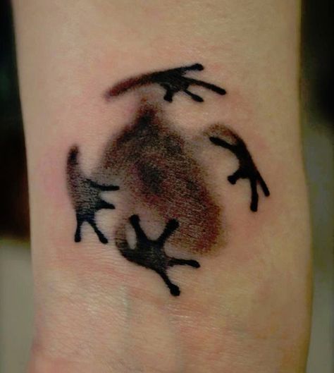 I have always loved frogs. I already have a traditional frog piece, but I want more. Under Skin Tattoo, Tattoo Dream, Cosmic Tattoo, Lizard Tattoo, Henna Inspiration, Frog Tattoo, Skin Tattoo, Frog Tattoos, Tattoo Zeichnungen