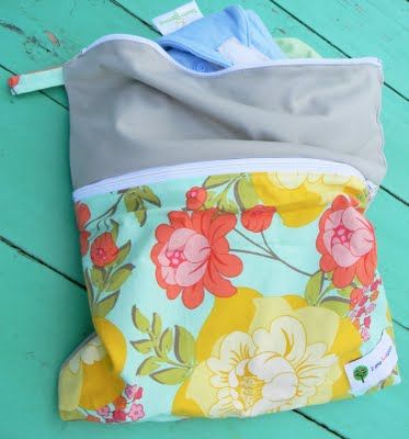 Cloth Diaper Wet Bag {Tutorial}- Could also be used for clothes wet from blowouts when out and about. Wish I had this before Wet Bag Tutorials, Diy Cloth Diapers, Sew Baby, Wet Dry Bag, Sac Diy, Cloth Diapering, Repurposed Clothing, Cloth Nappies, Baby Sewing Projects