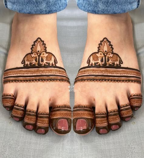 Karwa Chauth Mehendi For Foot, Mehedi Degins For Foot, Teej Mehendi Design 2024, Lag Mehendi, Pag Mehndi Designs, Bride Leg Mehendi Design, Lag Mehndi Design, Leg Mehendi Design Unique, Mahendiii Design