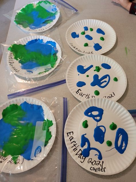 Put paper plate in plastic bag mess free! Earth Paper Plate Craft, Earth Day Crafts For Babies, Environment Activities For Preschool, Earth Day Painting, Butterflies Classroom, Baby Art Crafts, Earth Day Projects, Art Activities For Toddlers, Day Painting