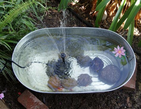 Love this DIY garden pond from Puddlejumpercreations.blogspot.com Awesome Gardens, Backyard Fountain, Small Water Gardens, Goldfish Kiss, Grow Succulents, Container Water Gardens, Diy Water Feature, Patio Pond, Puddle Jumper