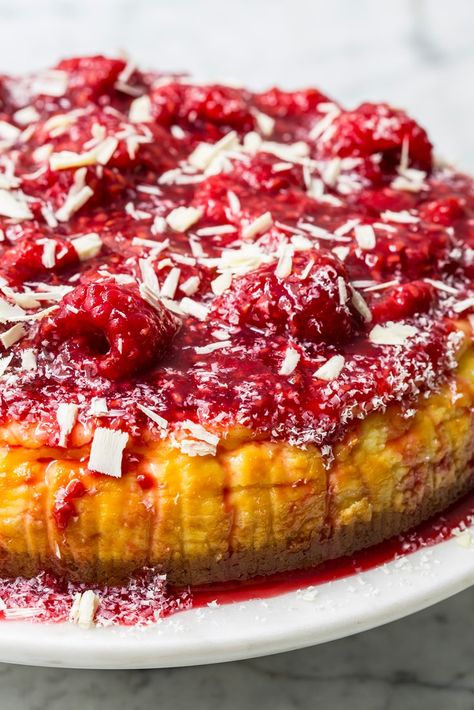 Passion Fruit Cheesecake, White Chocolate Cheesecake Recipes, Cheesecakes Recipes, Instant Pot Cheesecake, Raspberry And White Chocolate, Chocolate Cheesecake Recipe, Summer Pudding, Fruit Cheesecake, White Chocolate Raspberry Cheesecake