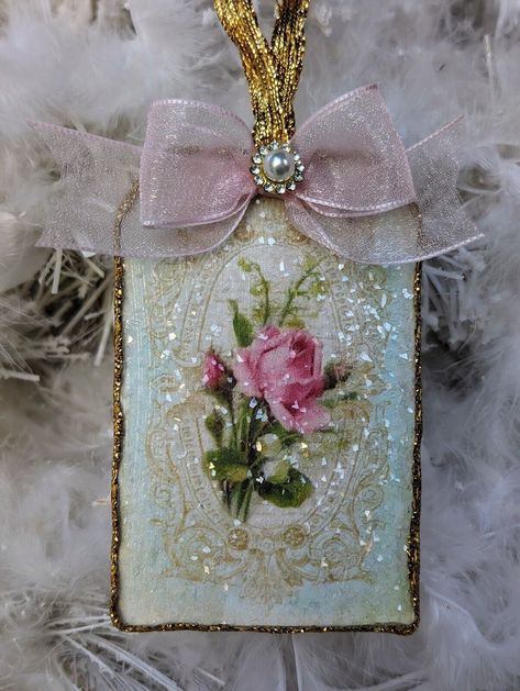 Victoria Christmas, Vintage Lace Crafts, Decoupage Ornaments, Jewelry Art Framed, Vintage Buttons Crafts, German Christmas Decorations, Vintage Valentine Crafts, Shabby Chic Tags, Vintage Valentines Decorations