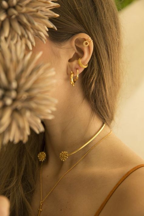 Accessories Photography Ideas, Jewelry Shoot Ideas, Jewelry Photo Ideas, Aesthetic Jewelry Photography, Aesthetic Sunset Pictures, Colombian Jewelry, Sunny Aesthetic, Jewelry Mood Board, Earrings Stacking