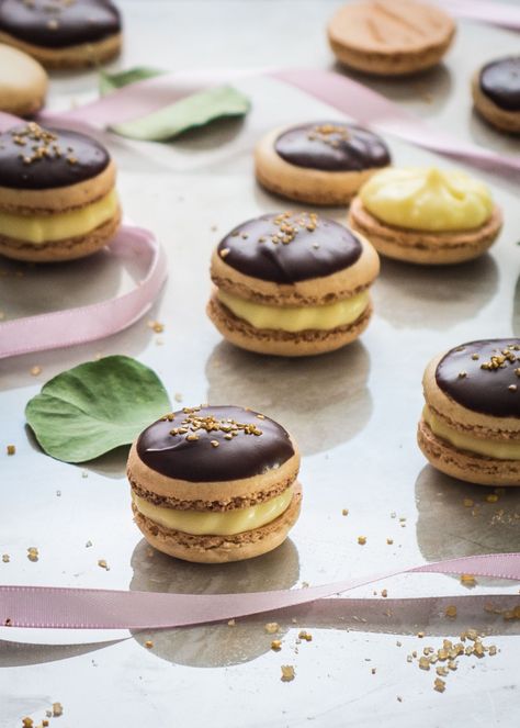 Pie Macarons, Cream Macarons, Chocolate Macaron, Macaron Flavors, Macaron Cookies, Boston Cream Pie, French Macaroons, Macaroon Recipes, Boston Cream