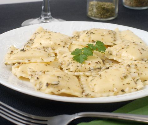 Ravioli with Garlic Herb White Wine Sauce Sauce For Ravioli, White Wine Sauce Recipes, Easy White Sauce, Ravioli Sauce, White Pizza Sauce, 2b Mindset, Sweet White Wine, Cheese Ravioli, Homemade Gravy