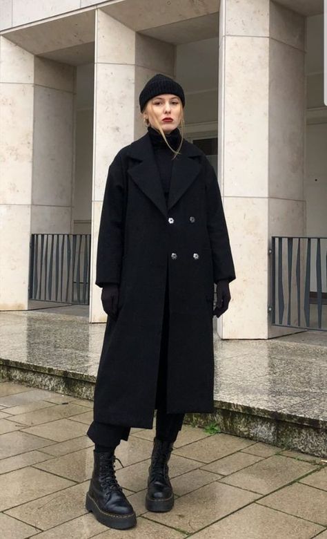 Minimalistic all black tactical street fashion for women Dark Coat Outfit, All Black Tomboy Outfit, Dark Aesthetic Outfits Winter, Modest Black Outfits, Alt Street Style, Long Black Coat Outfit, Black Outfit Winter, Minimal Goth, Emmy Red Carpet