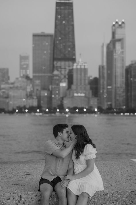 North Ave Beach Engagement Photos, Toronto Couple, Beach Chicago, Chicago Beach, Chicago Engagement Photos, Engagement Photoshoot Ideas, City Engagement Photos, Chicago Engagement, Engagement Photos Fall