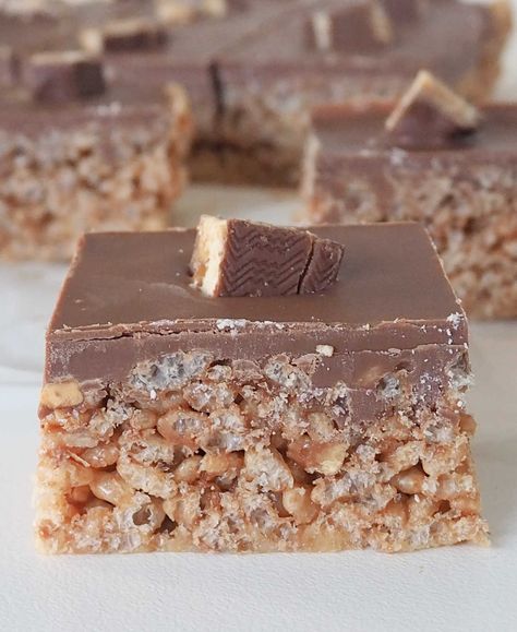 Snickers Slice, Mars Bar Slice, No Bake Slices, Dessert Squares, Rice Bubbles, 2023 Recipes, Slice Recipe, Snickers Bar, Easy No Bake