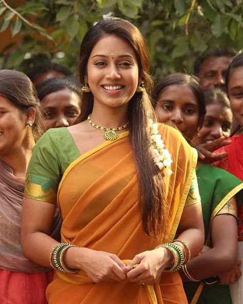 Nevitha Pethuraj, South Indian Saree, Nivetha Pethuraj, Arabian Beauty Women, Indian Saree, Beautiful Women Over 40, Beauty Women, Desi, Actresses