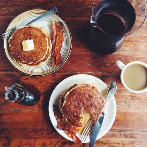 Rise & Shine (27 Photos) (23) Bacon Aesthetic, Breakfast Aesthetic, Pancakes And Bacon, Pancake Breakfast, Buttermilk Pancakes, Morning Breakfast, Breakfast Time, Cup Of Coffee, Good Eats