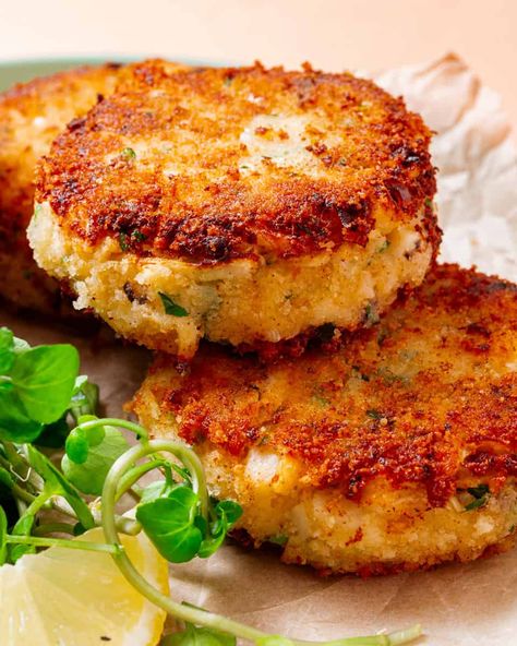 Vegan crab cakes packed with fresh herbs and bold zesty flavours. Ideal for cooking in the air fryer, on the stove or in the oven! Vegan Crab Recipes, Vegan Crab Meat, Vegan Crab Cake, Artichokes Recipes, Homemade Vegan Ranch Dressing, Vegan Crab Cakes, Crab Cakes Recipe, Vegan Crab, Vegan Potato Salads