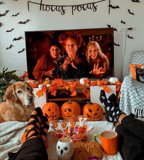 90s Halloween Aesthetic, Halloween Aesthetic Decor, Halloween Girls Night, Girls Night Aesthetic, Halloween Sleepover, Halloween Bedroom Decor, Hocus Pocus Halloween, Halloween Bedroom, Halloween Movie Night