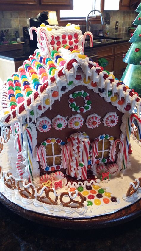 Flat Gingerbread House Ideas, Genderbread House Ideas, Hansel And Gretel Gingerbread House, Easy Gingerbread House Decorating Ideas, Gingerbread House Decorating Contest, Cute Gingerbread House Ideas Easy, Ginger Bread House Ideas Decorations, Gingerbread House Ideas Decoration, Simple Gingerbread House Ideas