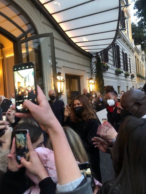 Zendaya Paparazzi, Actress Career, Hollywood Aesthetic, Singer Dr, Famous Lifestyle, Fashion Dream Job, Film Life, Career Vision Board, Alessia Cara