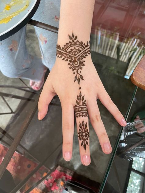 Celebrate the art of henna tattoo designs, where every line, dot, and swirl has a purpose. Ideal for those looking to adorn their body with designs that are both meaningful and beautiful. A perfect blend of tradition and modernity. #hennadesign #mehndi #henna #mehendi Henna Party Designs, Hana Tato, Small Hand Henna, Henna Simpel, Henna Station, Motif Henna, Mehndi Easy, Mehendi Tattoo, Simple Henna Designs Hand