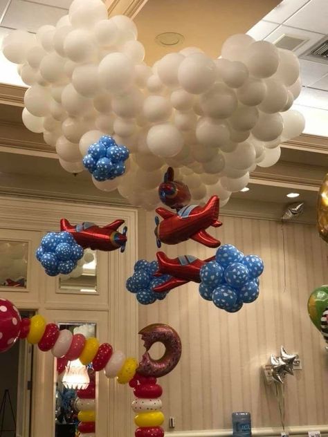 Parachute Party Decorations, Pilot Decoration Party Ideas, Aviator Themed Birthday, Airplane Party Theme Decoration, Airplane Balloon Decorations, Airplane Bday Party Theme, Plane Birthday Theme, Helicopter Themed Birthday Party, Pilot Baby Shower Theme