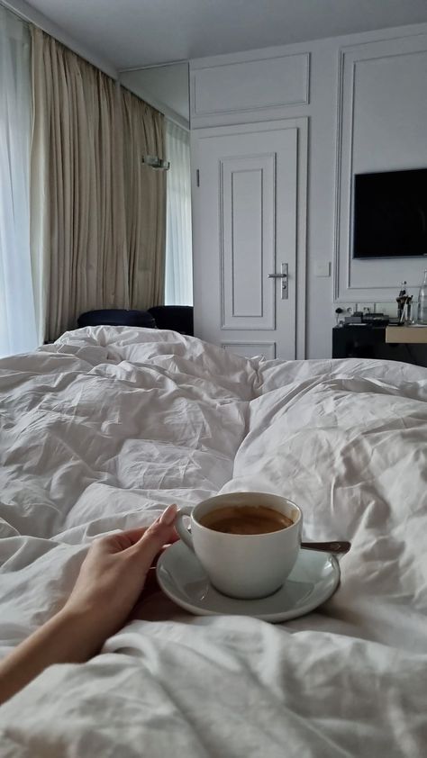 #fourseasonshotel #München #coffeelover #luxelife #aesthetic #luxury #glamorous #lifestyle  #morningcoffee Day In Bed Aesthetic, Cozy Hotel Room Aesthetic, Coffee Bed Aesthetic, Cozy In Bed Aesthetic, Bed Time Aesthetic, Coffee In Bed Aesthetic, Cozy Sleep Aesthetic, Comfy Home Aesthetic, Breakfast In Bed Aesthetic