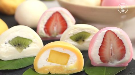 With whipped cream and strawberry, mango, kiwi inside, Mochi is a popular traditional Japanese sweet. Indulge yourself with ... Beef Buns, Fruit Wraps, Mochi Recipe, Japanese Dessert, Japanese Sweets, Beef Stew, Tempura, Yummy Food Dessert, Pretty Food