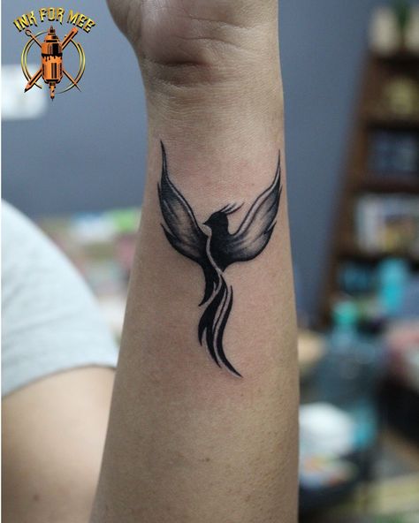 Tattoos For Women Feather, Pheonix Tattoo Male, Small Hand Tattoos For Women, Feather Hip Tattoos, Phoenix Tattoo Men, Phoenix Tattoo Sleeve, Tattoo Machine Art, Tattoos Feather, Tattoo Fe