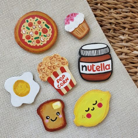 Kitchen Fridge Magnets Diy, Mouldit Fridge Magnet, Painted Fridge Magnets, Clay Magnet Ideas Easy, Cute Fridge Magnets Diy, Fridge Magnet Ideas, Fridge Magnets Ideas Creative, Clay Magnets Diy, Fridge Magnets Diy