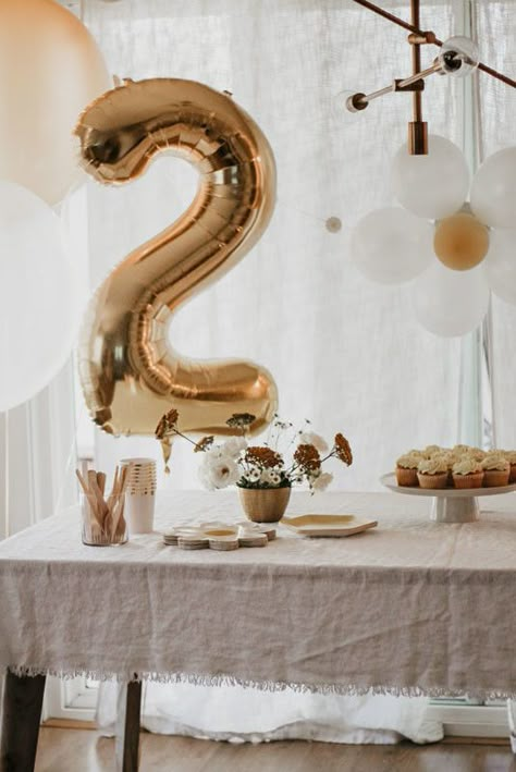 Neutral 2nd Birthday Party, Minimal 2nd Birthday, Daisy 2nd Birthday Party, Simple Birthday Party Ideas For Kids, Simple 2nd Birthday, 2nd Birthday Balloons, 2nd Birthday Ideas, Minimalist Birthday Party, Simple Cupcakes