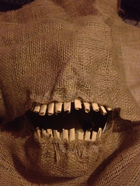 Diy Scary Mask, Diy Scarecrow Costume, Diy Halloween Masks, Scarecrow Mask, Scary Scarecrow, Diy Scarecrow, Strašidelný Halloween, Dekorasi Halloween, Scarecrow Costume