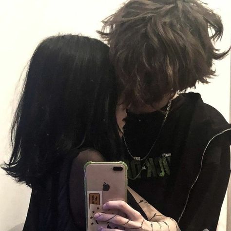 Chicas Punk Rock, Emo Couples, Grunge Couple, Wallpapers Images, Me And Who, Couples Goals, Couple Aesthetic, Wallpapers Backgrounds, Grunge Aesthetic