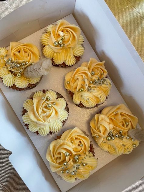 Yellow Decorated Cupcakes, Yellow Cupcakes Decoration, Cupcakes Simple, Bakery Style Cake, Elegant Cupcakes, Yellow Cupcakes, Cupcake Decorating Tips, Cupcake Cake Designs, Elegant Birthday Cakes