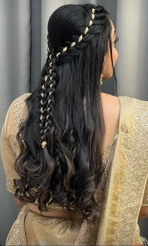 Sadi Hearstyle, Garba Hairstyles Indian Bride, Navratri Special Hairstyle Open Hair, Navratri Hear Style, Garba Hairstyles Open Hair, Lace Hairstyles Indian, Navaratri Hairstyle Indian, Karva Chauth Hairstyles Women, Sangeet Bride Hairstyle