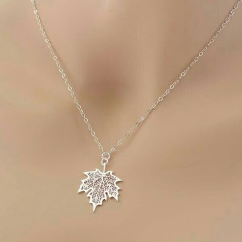 Feminine Necklace Aesthetic, Silver Necklace Designs For Women, Silver Pendant Necklace Simple, Grad Jewelry, Maple Leaf Necklace, Female Rings, خواتم خطوبة, Anting Manik, Necklaces Ideas