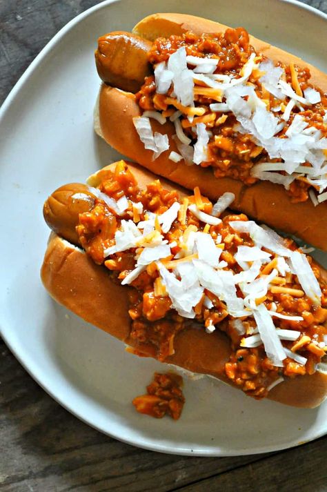 Vegan Coney Island Dogs Coney Island Chili, Hot Dog Chili Recipe, Homemade Hot Dog Chili, Veggie Hot Dog, Hotdog Chili Recipe, Homemade Hot Dogs, Rabbit And Wolves, Baked Hot Dogs, Vegan Hot Dog