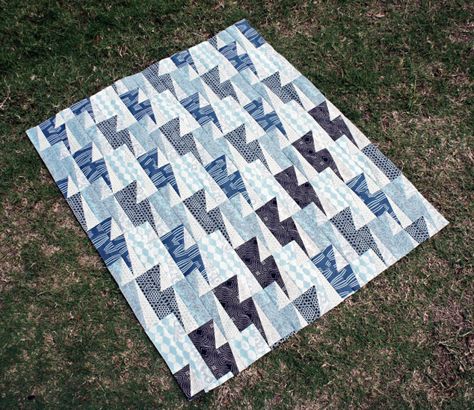 Tutorial for lightning bolt quilt. Rainbow colored bolts for Rainbow Dash quilt? Lightning Bolts, Triangle Quilt, Quilt Guild, Quilt Block Pattern, Boy Quilts, Half Square Triangles, Buying A New Home, Scrappy Quilts, Blue Quilts