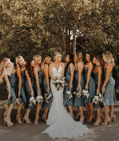 Bridal Parties Colors, Bridesmaid Colors, Bridesmaids Bouquets, Bridesmaid Dress Colors, Dream Wedding Ideas Dresses, Future Wedding Plans, Wedding Theme Colors, Cute Wedding Ideas, Bridesmaids And Groomsmen