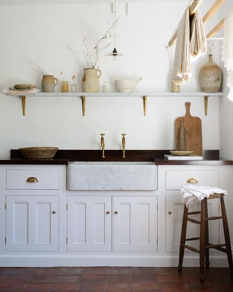 21 Beautifully Rustic English Country Kitchen Design Details to Add Charming European Country Style European Country Kitchen, Brass Taps, Kitchen Staging, Wooden Worktops, Tuscan Farmhouse, Tiled Floors, Devol Kitchens, Staging Ideas, Country Kitchen Designs