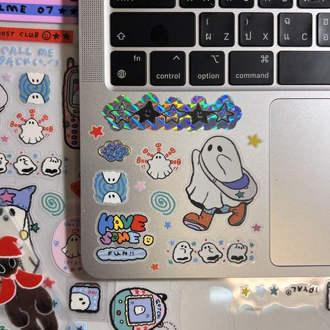 Chromebook Decorations, Stickers On Laptop Aesthetic, Chromebook Aesthetic, Decorated Laptop, Ipad Case Stickers, Laptop Ideas, Laptop Case Stickers, Laptop Decoration, Cute Laptop Stickers