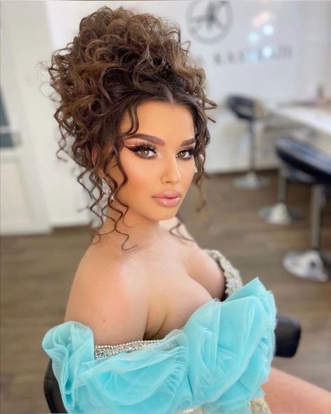 Sleek Prom Hair, Sanggul Cepol, Curly Bridal Hair, Curly Prom Hair, Formal Hairstyles For Long Hair, Mother Of The Bride Hair, Curly Wedding Hair, Curly Hair Updo, Long Hair Wedding Styles