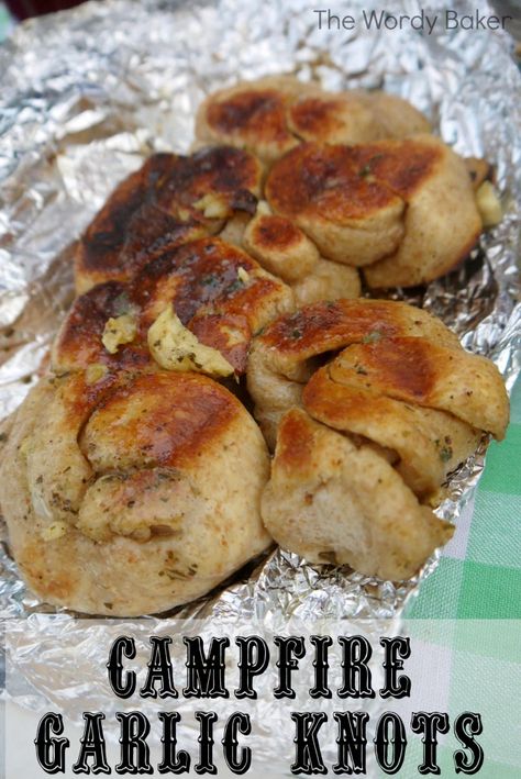 Camping Thanksgiving, Garlic Rolls, Garlic Knots, Dutch Oven Recipes, Campfire Food, Campfire Cooking, Baked Beans, Bread Rolls, Cooking With Kids