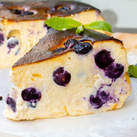 Creamy Blueberry Basque Burnt Cheesecake (Video) Berry Cheesecake Recipes, Basque Food, Basque Burnt Cheesecake, Burnt Cheesecake, Basque Cheesecake, Berry Cheesecake, Bread Recipes Sweet, Blueberry Cheesecake, Sweet Desserts