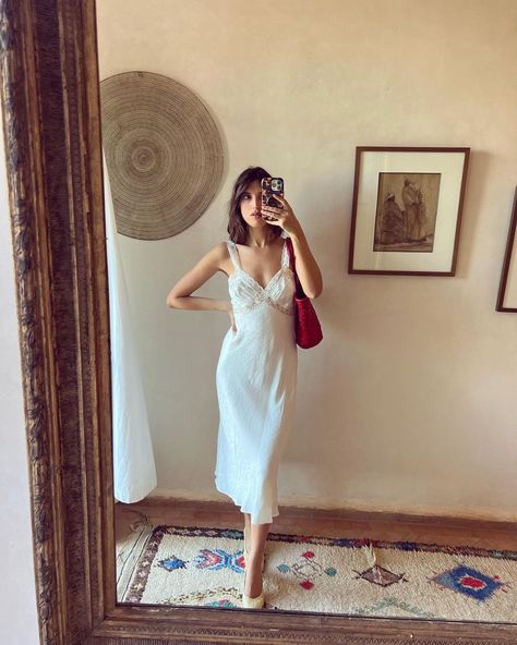 🌞 | Instagram Jeanne Damas Style, French Style Dresses, Style Parisian Chic, Dress Templates, Modest Casual Outfits, Parisian Chic Style, French Outfit, Paris Chic, Jeanne Damas