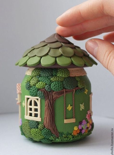 polymer clay - fimo - jar fairy house 7 Polymer Clay Kunst, Crea Fimo, Clay Fairy House, Polymer Clay Fairy, Clay Jar, Clay Fairies, Tanah Liat, Clay Houses, Miniature Projects