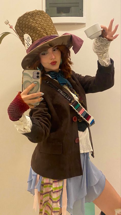 Mr Rabbit Alice In Wonderland Costume, Alice In Wonderland Cosplay Mad Hatter, Mad Hatter Easy Costume, Madd Hatter Halloween Costume, Characters For Halloween Costumes, Madhatters Costume Diy, Mad Hatter Aesthetic Outfit, Mad Hatter Girl Costume, Mad Hatter Outfit Ideas