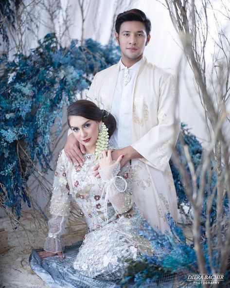 Menua Bersama, Foto Prewed Irish & Ammar Zoni Luar Biasa Romantis - KapanLagi.com Irish Bella, Prewedding Ideas, Futurisme Retro, Modeling Poses, Mdf Frame, Kang Daniel, Royal Wedding, Model Poses, Kittens Cutest