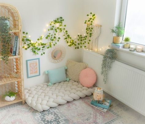 Cozy Corner Floor Seating, Floor Cozy Corner, Cozy Pillow Corner, Pink Boho Living Room Decor, Pillow Corner Floor, Floor Sitting Ideas Bedroom, Room Decor Ideas Indian Style, Aesthetic Corner Room, Boho Corner Decor