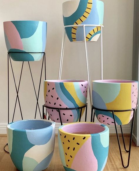 Flower Pots Painting, Pots Painting, Terra Cotta Pot Crafts Diy, Plant Pot Design, Diy Pottery Painting, Flower Pot Art, Painted Pots Diy, Flower Pot Design, Painted Plant Pots